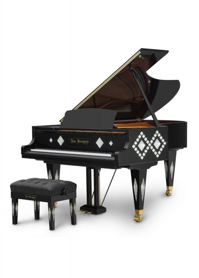 900 قطعة ذهبية مخبأة داخل البيانو