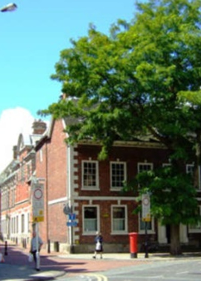 عمدة بلدة بريطانية يعمل في السعودية ويديرها بالهاتف!