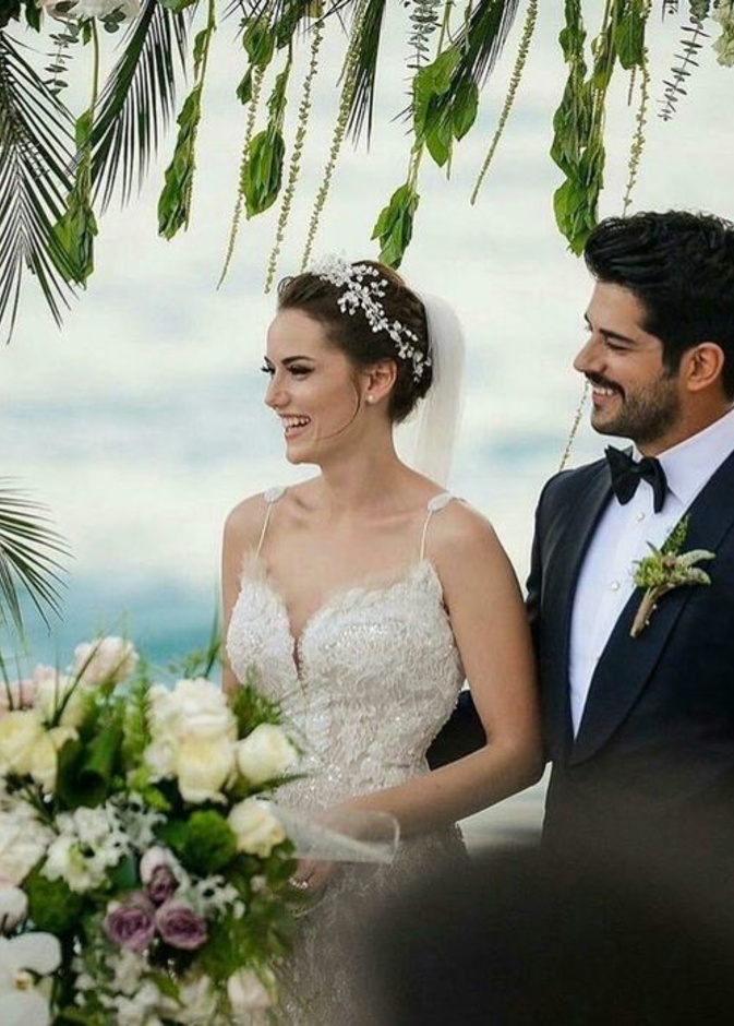 بوراك اوزجفيت وفهرية افجان