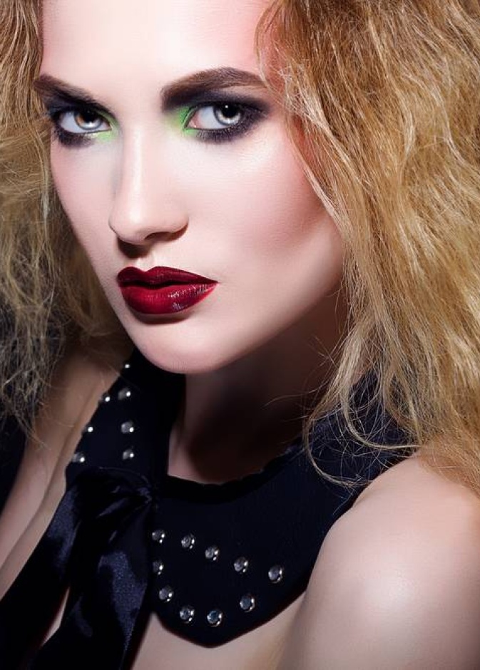 عودة الشفاه العنابية إلى صدارة الجمال