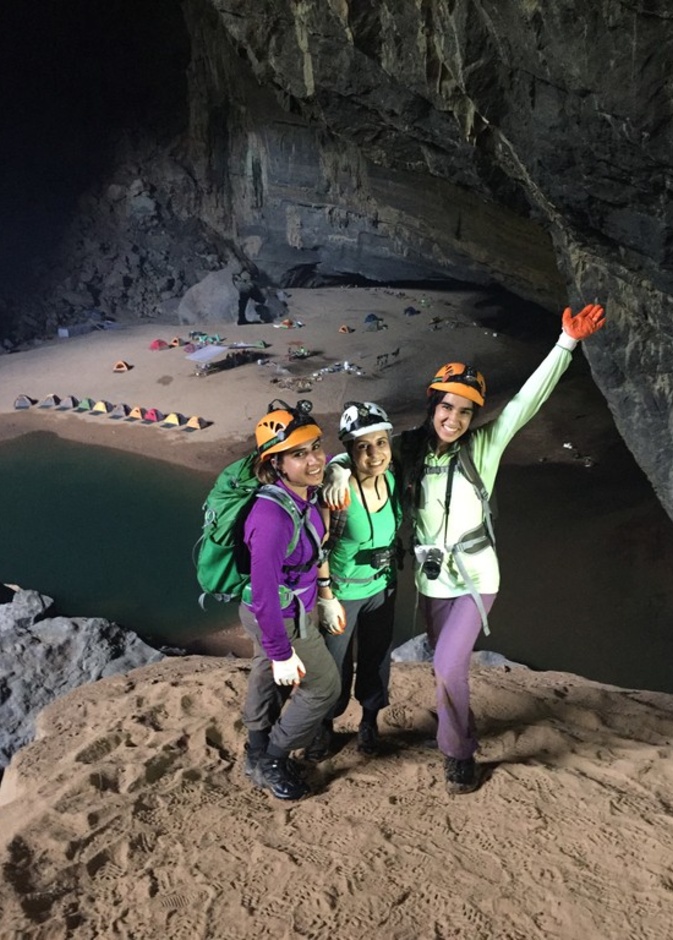 3 شقيقات إماراتيات ضمن فريق استكشاف كهف في فيتنام