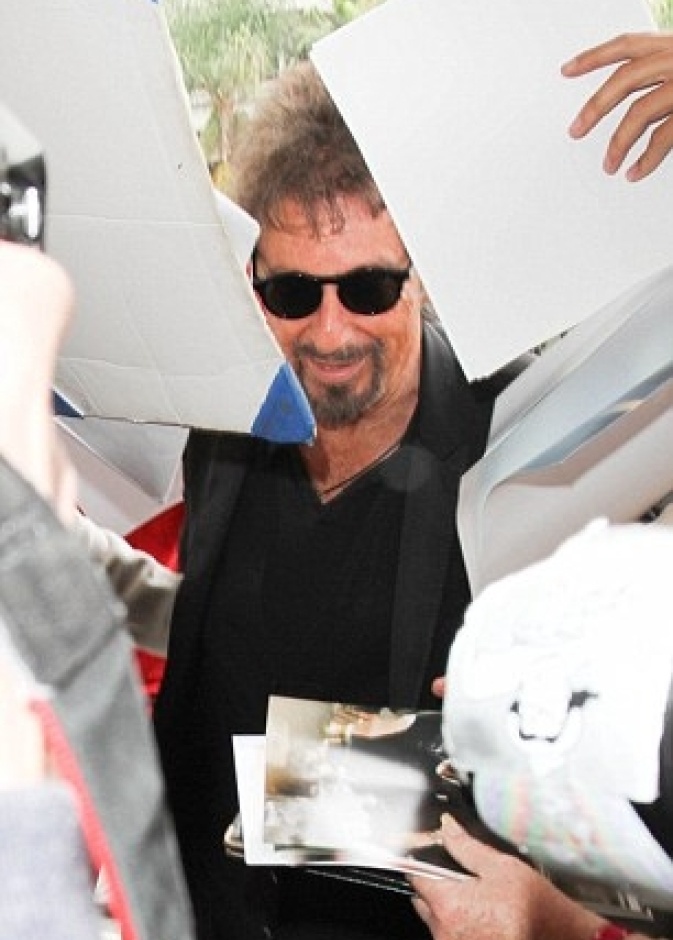 آل باتشينو برفقة صديقته في المطار 