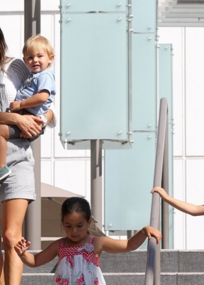 بالصور: أليساندرا أمبروسيو تتسوق مع طفليها