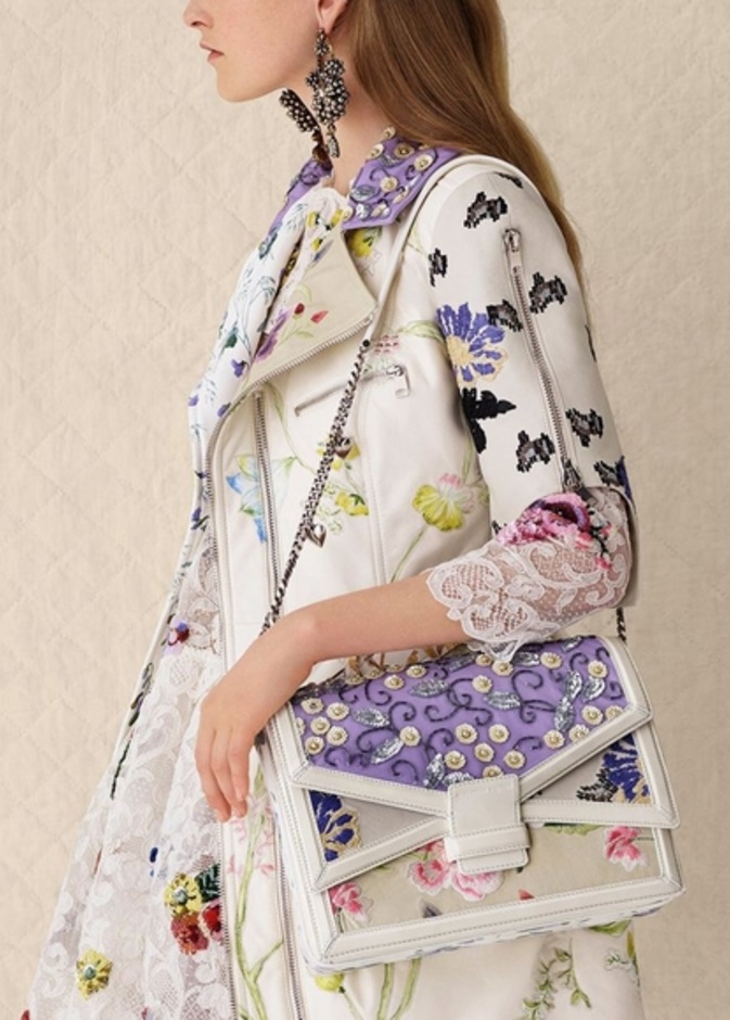 Alexander Mcqueen شنطة يد بيضاء مزخرفة من