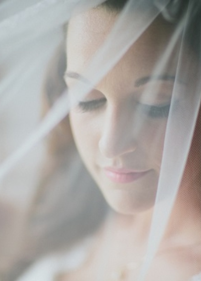 عروس تغطي شعرها