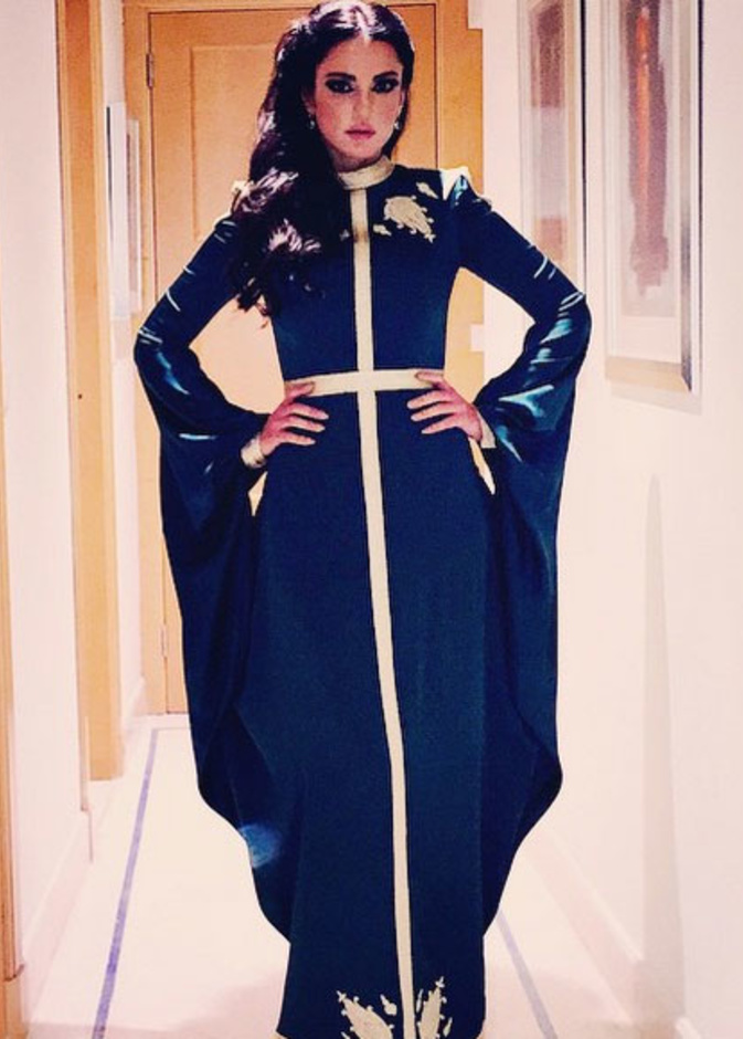 أمل بوشوشة في قفطان أنيق باللون الأبيض