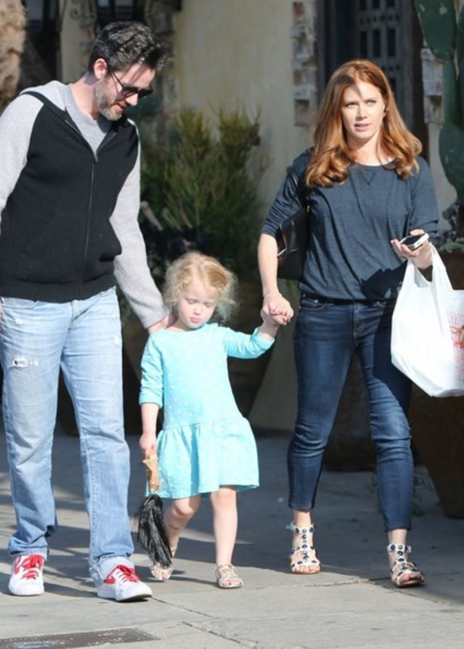 بالصور: إيمي آدامز تتناول الغداء مع عائلتها 