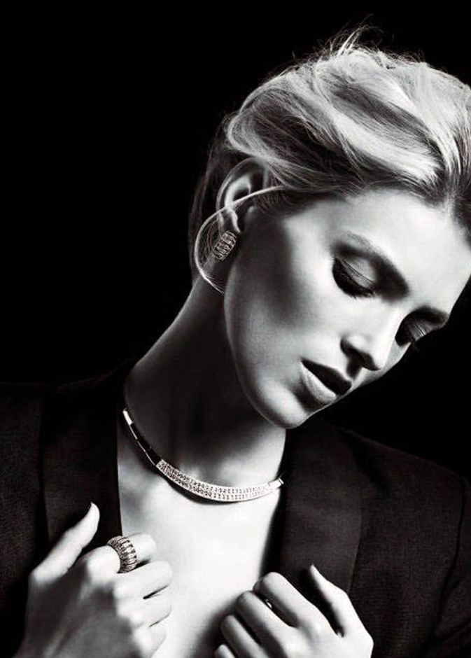 Anja Rubik مشرقة وغامضة بمجوهرات الربيع