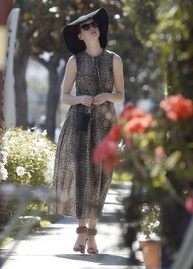 بالصور: آن هاثاواي تتسوق في ويست هوليوود