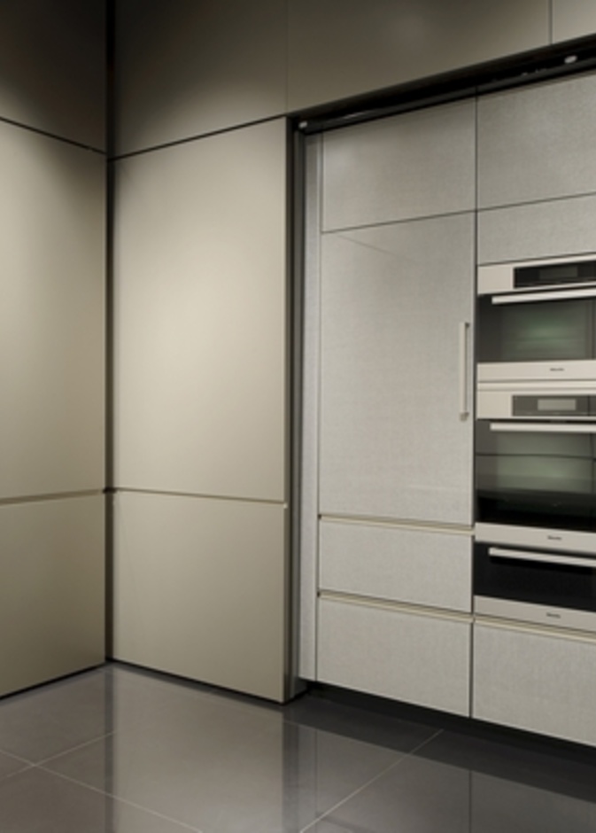 مطابخ جورجيو أرماني الجديدة: متابعة العمل والأناقة