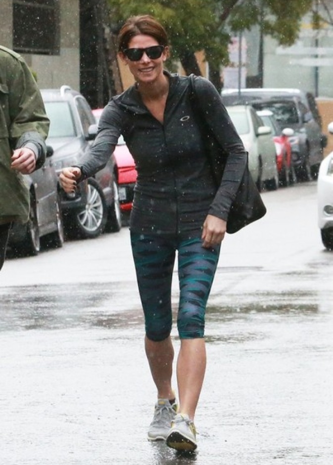 بالصور: آشلي غرين تتريض في المطر