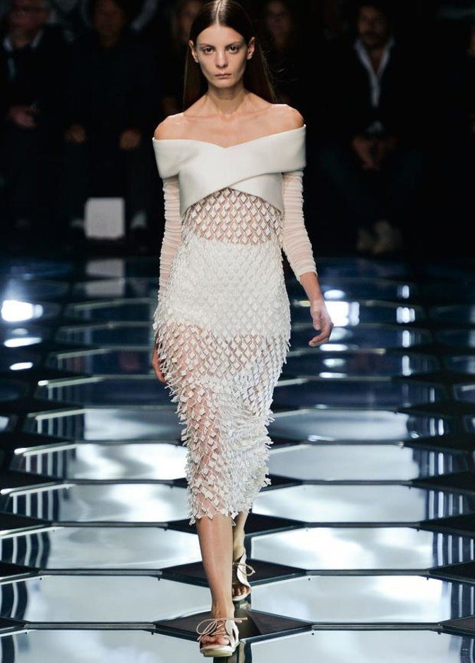 Balenciaga .. مفهوم خاص للتوازن