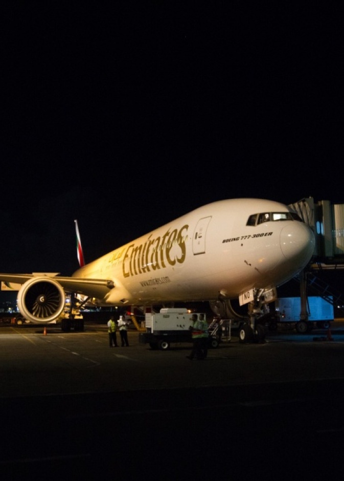 طائرة البوينج 777-300ER في مطار "أي غوستي نورا راي الدولي" مدشنة خدمة طيران الإمارات اليومية إلى جزيرة بالي.