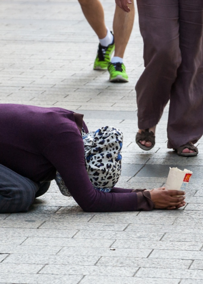 بالفيديو: ضبط متسولة نهاراً وثرية ليلاً