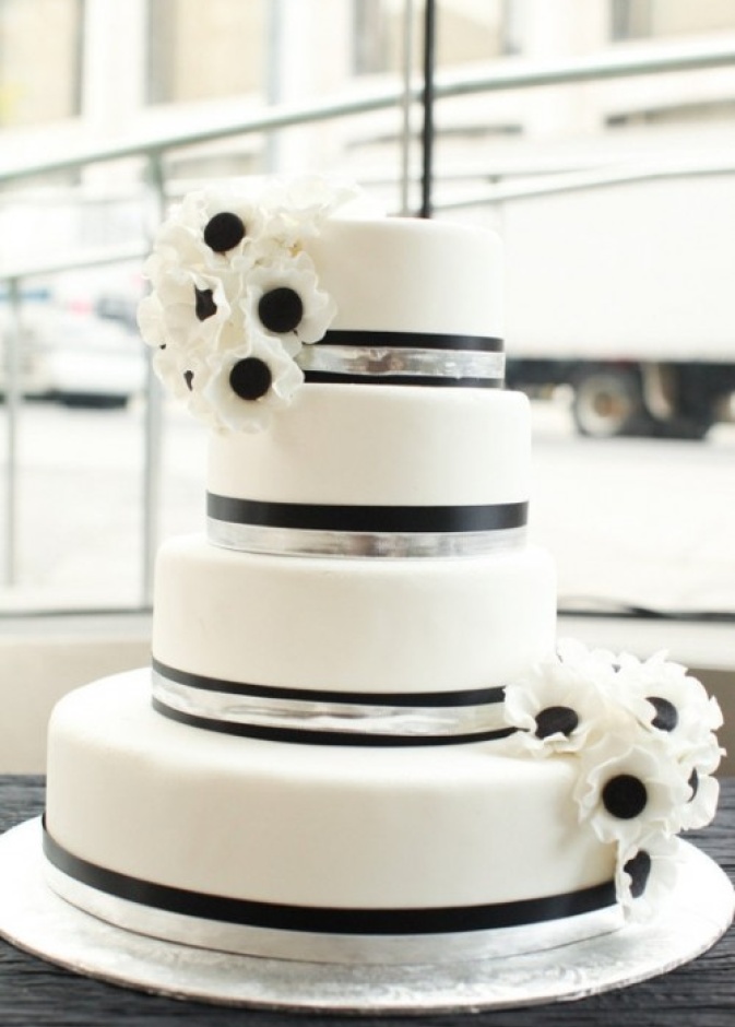 أجمل تصاميم كعكات الزفاف باللونين الأسود والأبيض