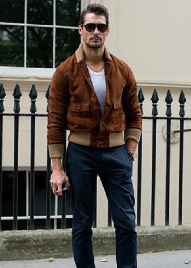 ستايل مميز بجاكيت البومبر البني مع تيشرت وجينز أسود