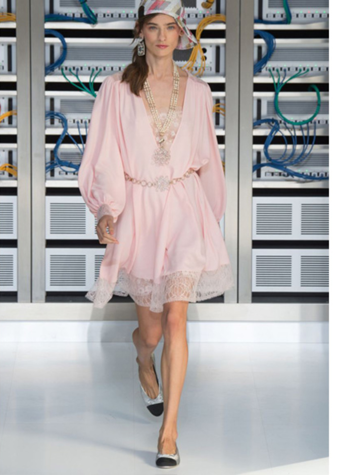 Chanel ملابس نسائية بدرجات الباستيل من 