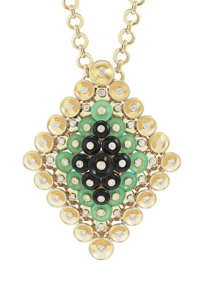 قلادة بوتون دور Bouton d’or من ذهب اصفر والماس، وعقيق اسود و كريسوبراز