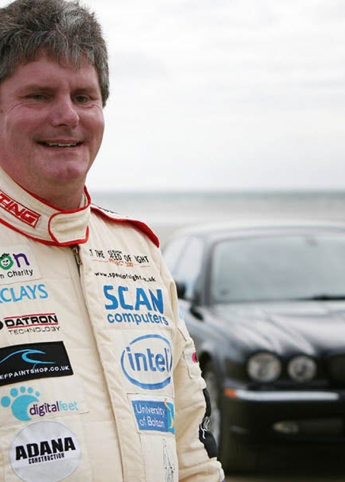 بالفيديو: ضرير يسجل رقماً قياسياً في سرعة قيادة السيارة