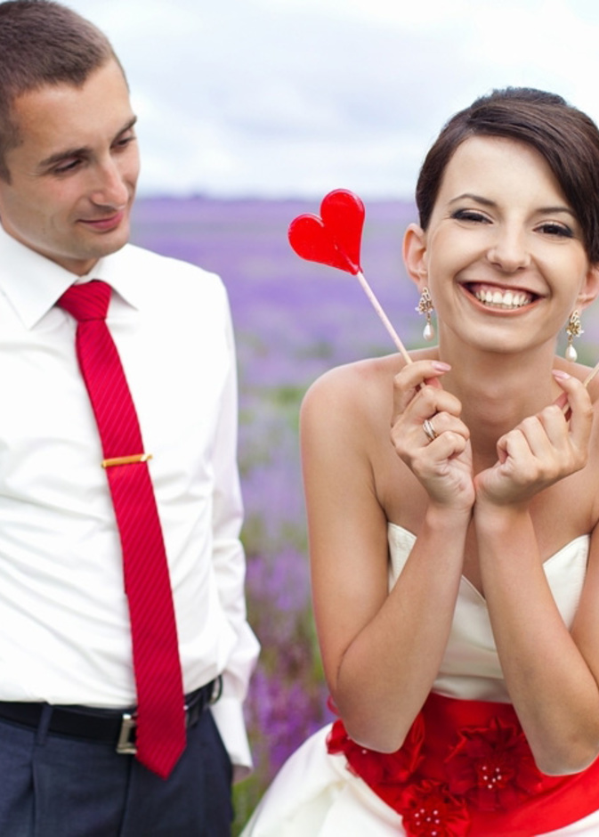 زفافك في يوم الحب... بالأحمر والأبيض