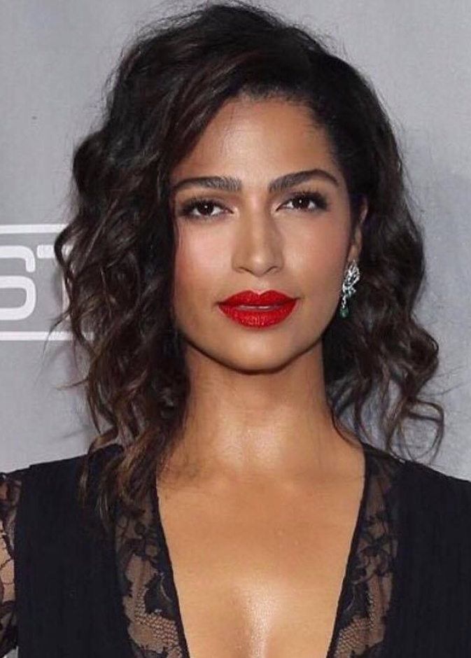 Camila Alves شفايف حمراء مع