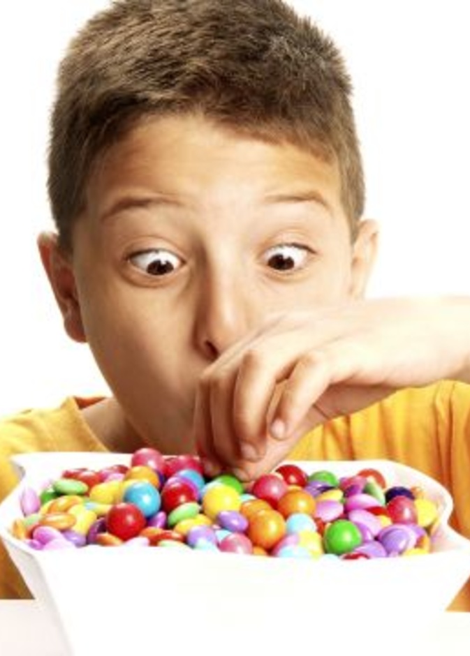 تناول الحلويات يزيد سعادة الأطفال! 