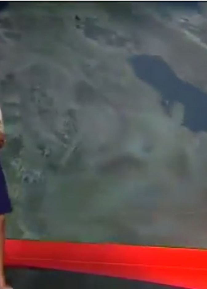 بالفيديو: شاهد وقوع مذيعة العربية على الهواء مباشرة