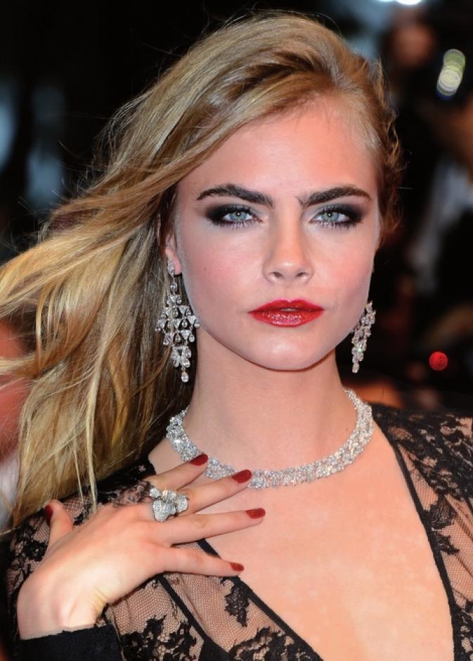 هل تريدين إطلالة"Cara Delevingne ؟
