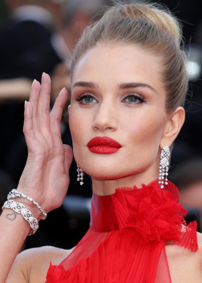 روزي هنتنغتون وايتلي ترتدي اقراط شانيل 