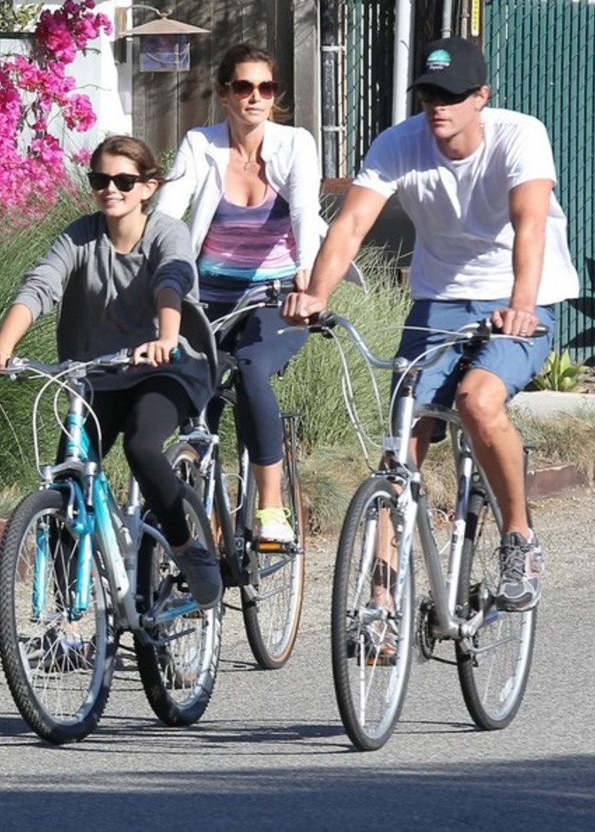 بالصور: سيندي كروفورد تستمتع بركوب الدراجات 