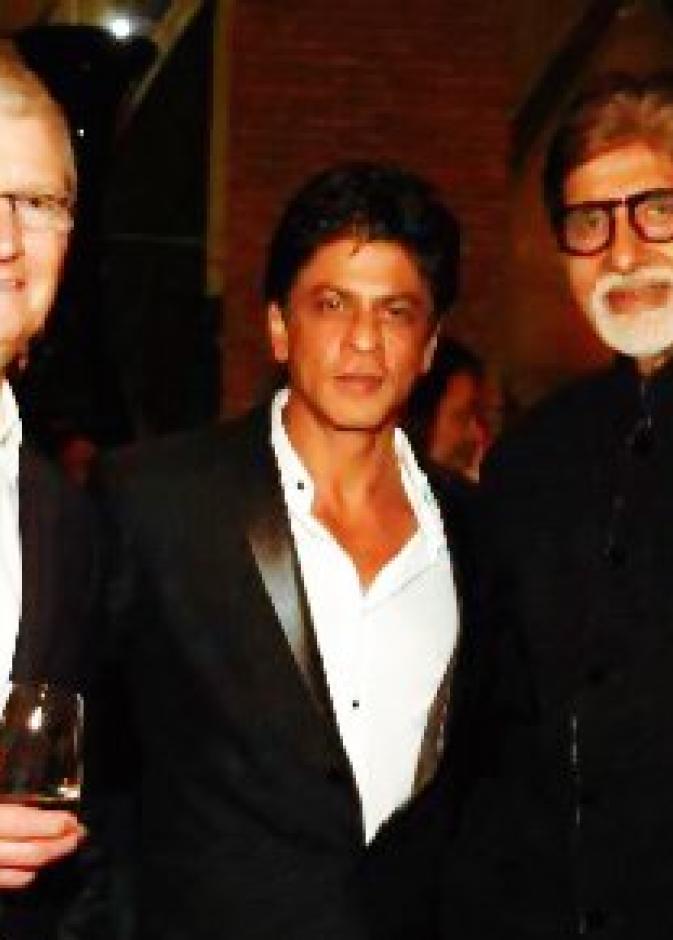 نجوم بوليود شاركوا شاروخان مأدبته على شرف رئيس شركة أبل