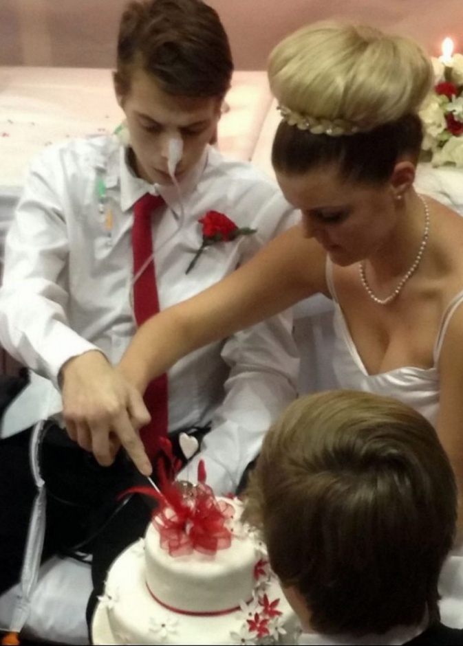 تحديا المرض وتزوجا في المستشفى