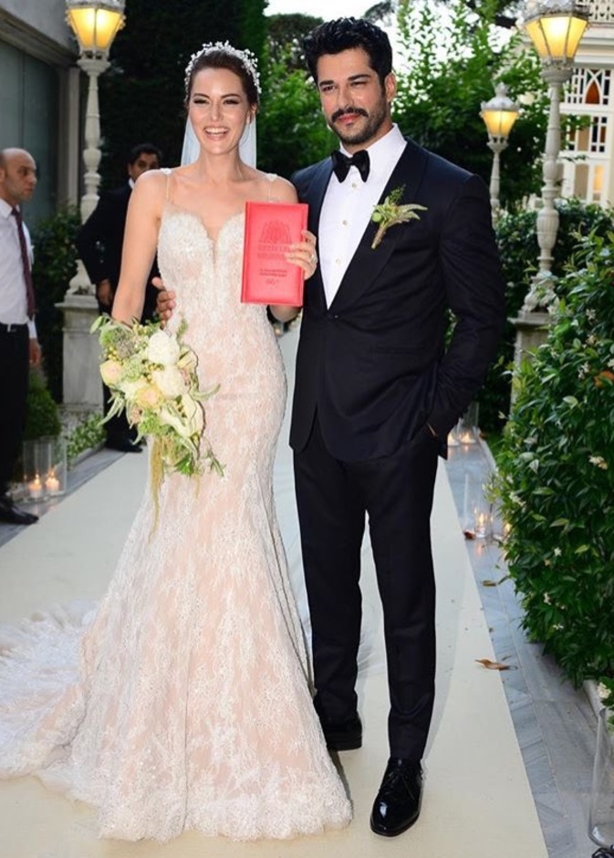 فيديو: شاهد الرقصة الأولى لـ"بوراك أوزجفيت وفهرية إفجان" في حفل زفافهما