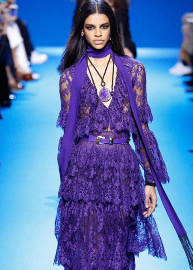 فستان خطوبة باللون الارجواني من الدانتيل و متعدد الطبقات من مجموعة ايلي صعب لخريف 2016