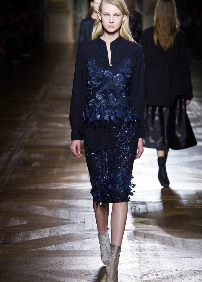 Dries Van Noten يرسم إطلالة المرأة الراقية والأنيقة