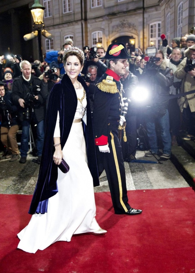 إطلالة رائعة للأميرة ماري وزوجها ولي العهد الأمير فريديك في في قصر كريستيان