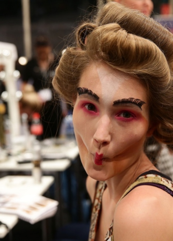 عارضة في كواليس Johnny Dare تتقن تقليد وجه البطة