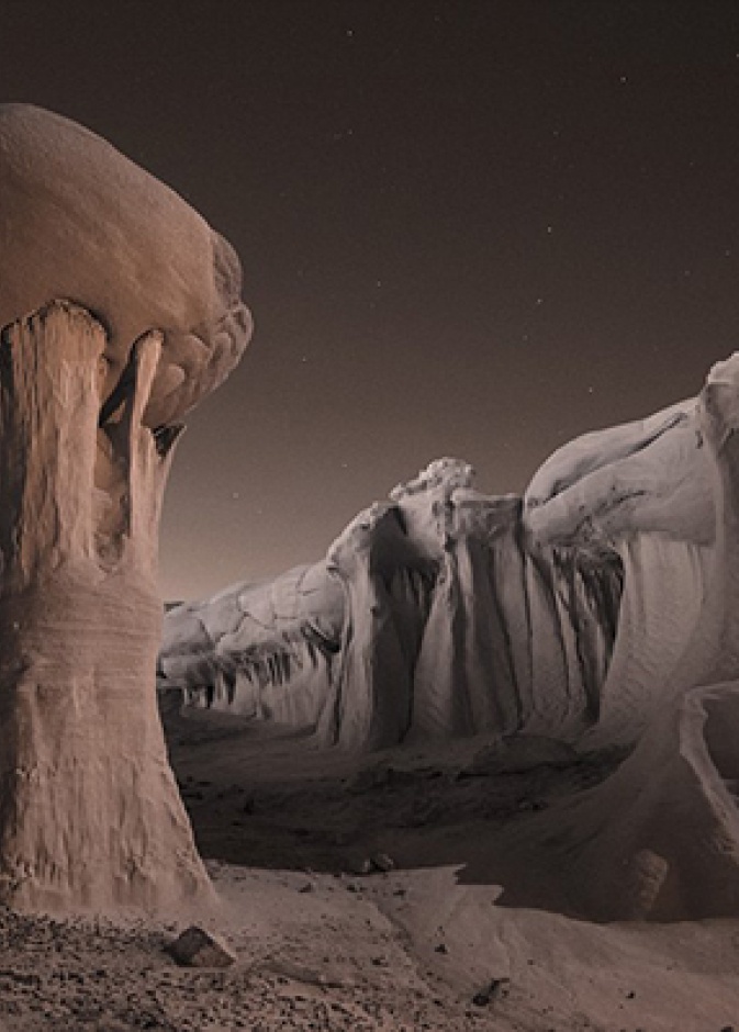 صورة بالأشعة تحت الحمراء لتشكيلات غريبة من الطين في نيو مكسيكو