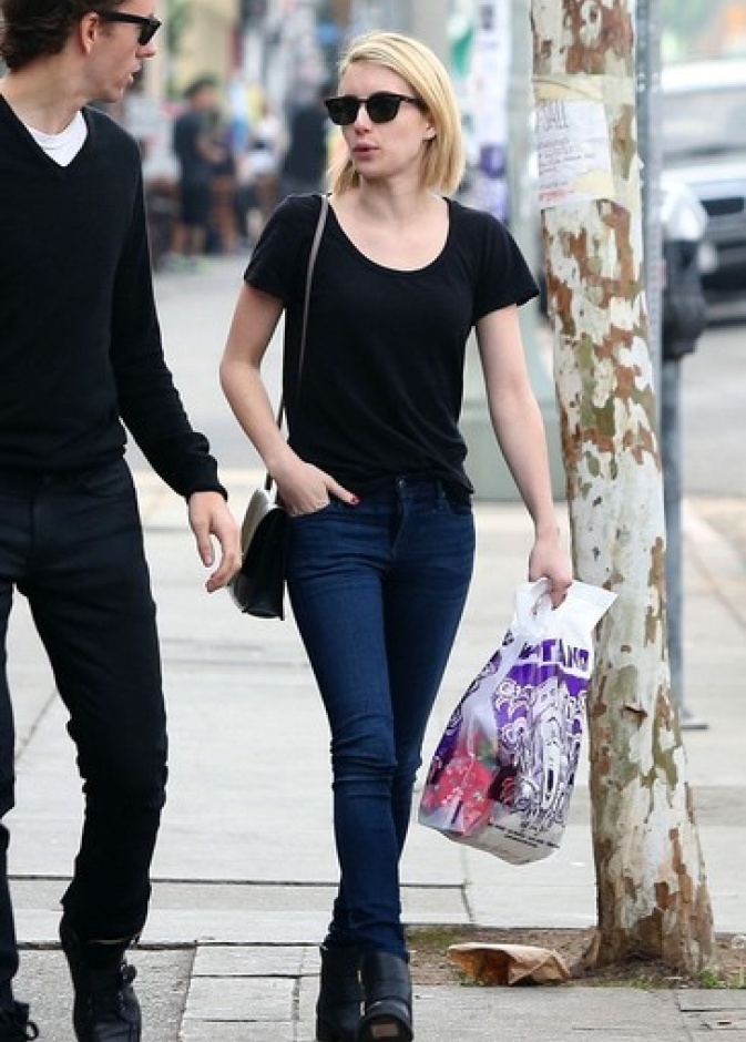 بالصور: إيما روبرتس تتسوق في Melrose