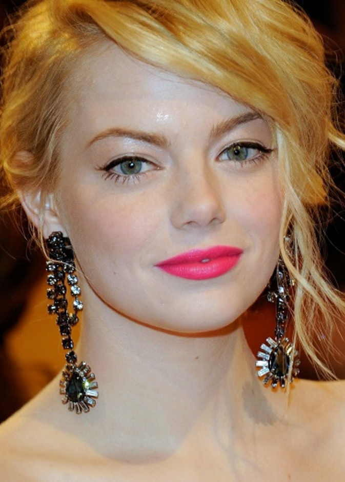 Emma-Stone-in-NARS-Pure-Matte-Lipstick-in-Carthage
