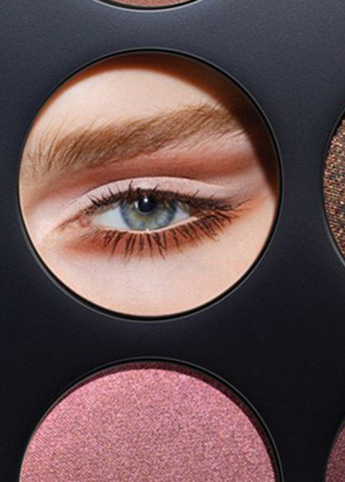  خطوات تطبيق مجموعة أيز أون من Mac مع خبيرة الماكياج فيمي جوشي