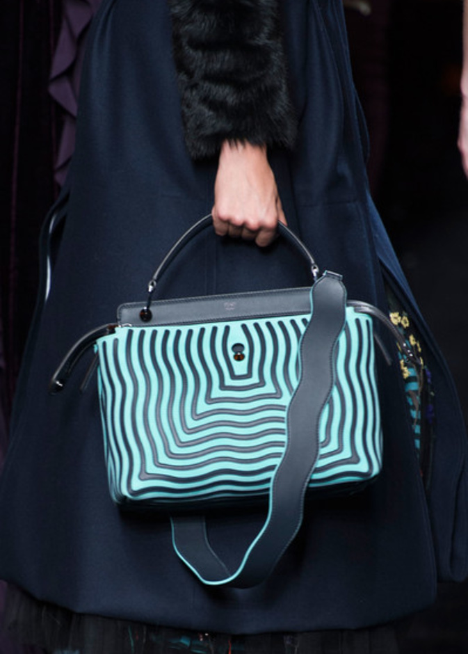 Fendi شنطة مع خطوط عصرية من فاندي 
