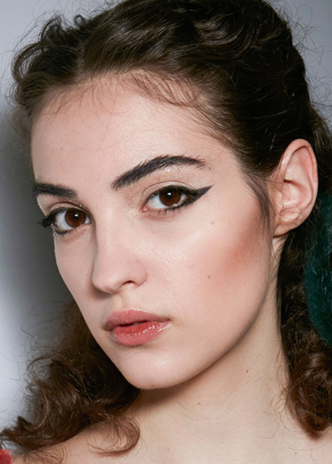 اختاري كحل اسود عريض قبل الخريف