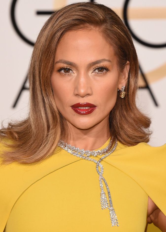 جينيفر لوبيز ترتدي مجوهرات هاري وينستون 