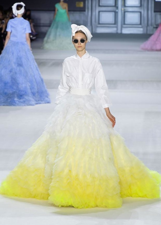 Giambattista Valli : خريف مزهر يتحدى الشحوب