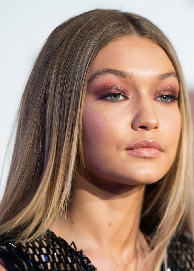 Gigi Hadid جيجي حديد تتألق بمكياج ظل براق