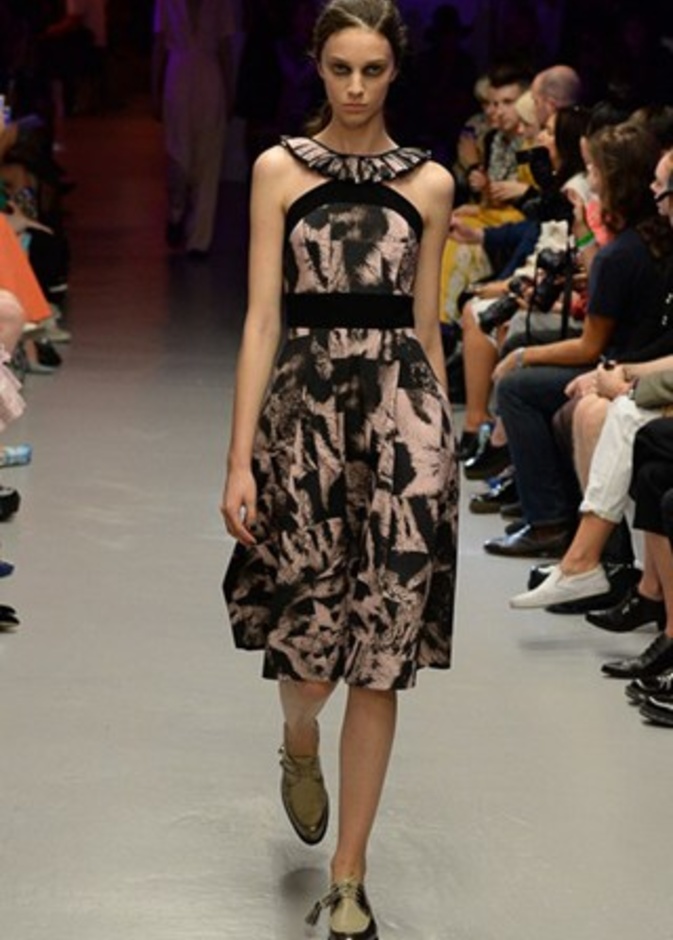 تصاميم غير متوقعة لدار Giles لربيع وصيف 2015