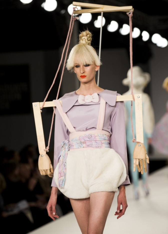 عارضة أزياء أشبه بالدمى المتحركة ضمن عروض أزياء Graduate fashion week في لندن