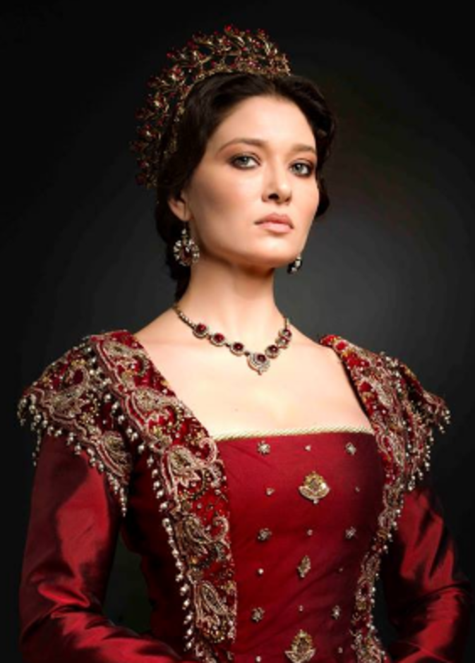 نورجول  يشيلجاي في دور السلطانة كوسيم