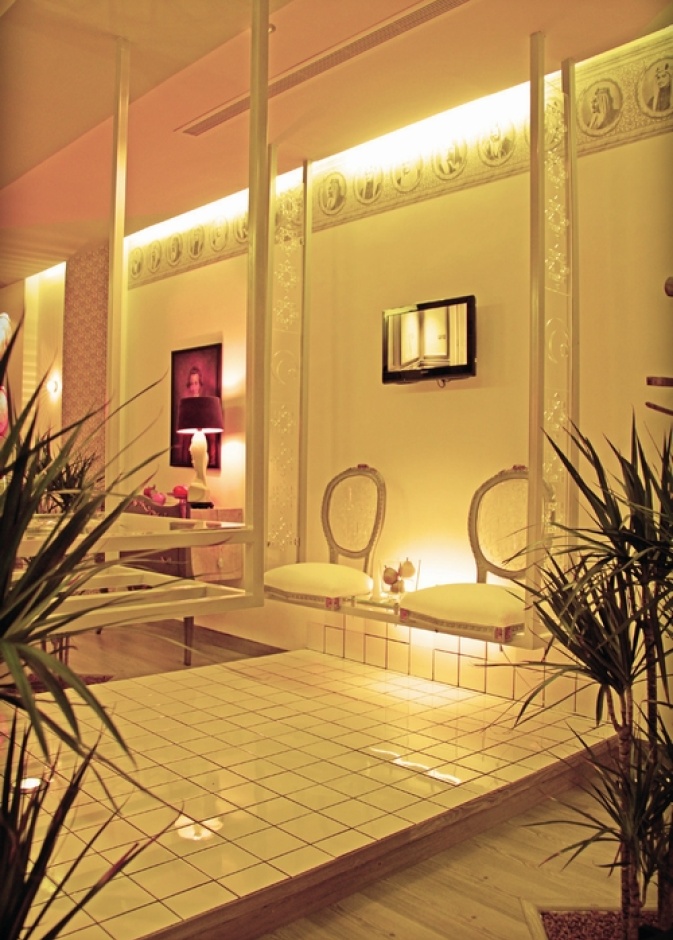 مصمم الديكور السعودي بندر الرميح لـ "هي": السعودية زاخرة بالتراث وأحرص على اللمسة التراثية في أعمالي 